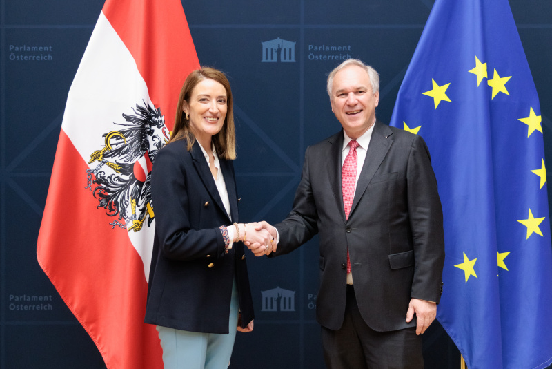 Fahnenfoto. Von links: Präsidentin des Europäischen Parlaments Roberta Metsola, Nationalratspräsident Walter Rosenkranz (FPÖ)