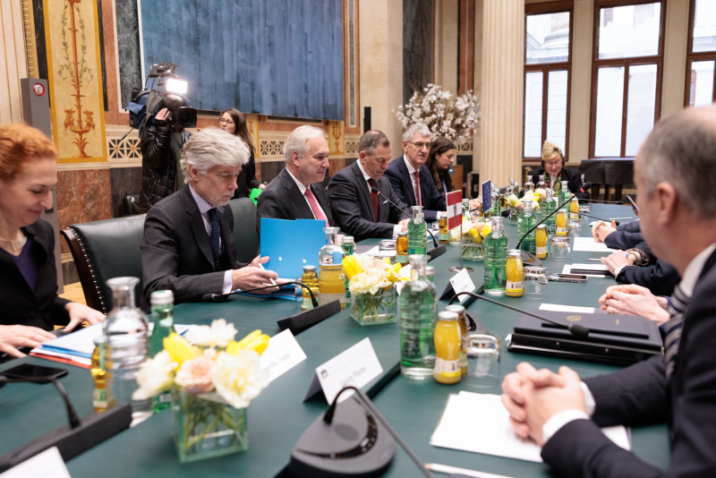 Aussprache. LInke Tischhälfte: Österreichische Delegation unter der Leitung von Nationalratspräsident Walter Rosenkranz (FPÖ) (3. von links)