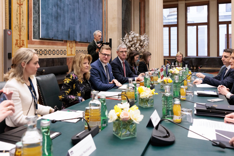 Aussprache. Linke Tischhälfte: Österreichische Delegation unter der Leitung von Bundesratspräsident Markus Stotter (ÖVP) (3. von links)