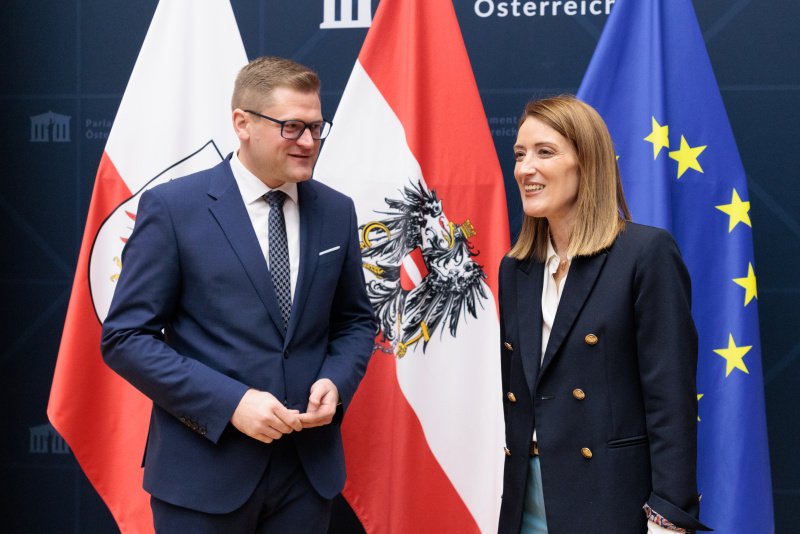 Fahnenfoto. Von links: Bunderatspräsident Markus Stotter (ÖVP), Präsidentin des Europäischen Parlaments Roberta Metsola