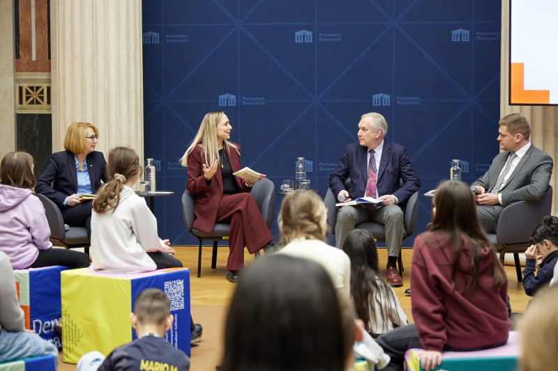 Gespräch. Von links: Dritte Nationalratspräsidentin Doris Bures (SPÖ), Melanie Flicker ORF, Nationalratspräsident Walter Rosenkranz (FPÖ), Bundesratspräsident Markus Stotter (ÖVP)