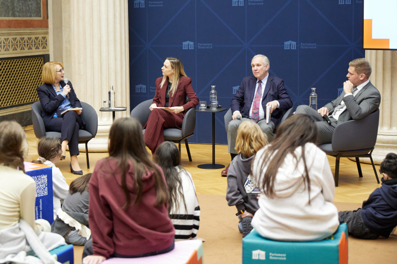 Gespräch. Von links: Dritte Nationalratspräsidentin Doris Bures (SPÖ), Melanie Flicker ORF, Nationalratspräsident Walter Rosenkranz (FPÖ), Bundesratspräsident Markus Stotter (ÖVP)