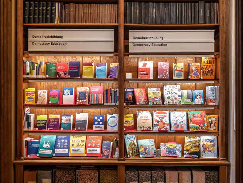 Ausstellung zum Thema: \x22Demokratiebildung\x22 in der Parlamentsbibliothek.