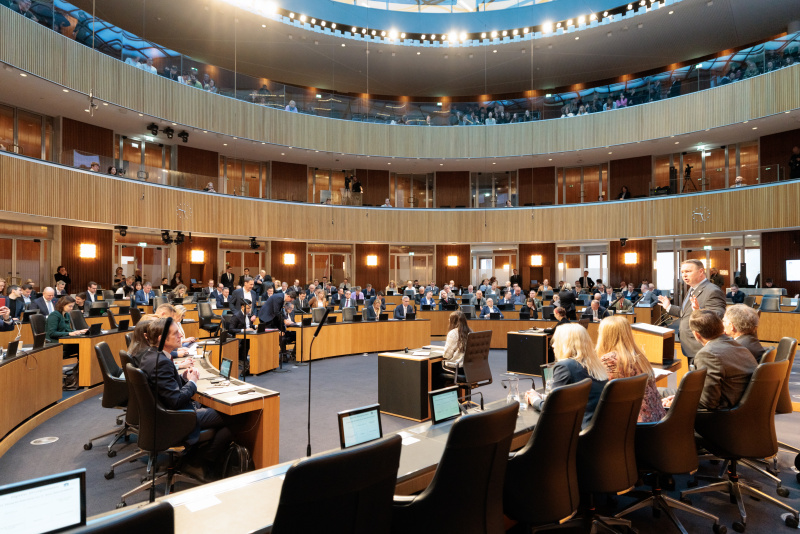 Vizekanzler Andreas Babler (SPÖ) am Wort. Blick ins Plenum