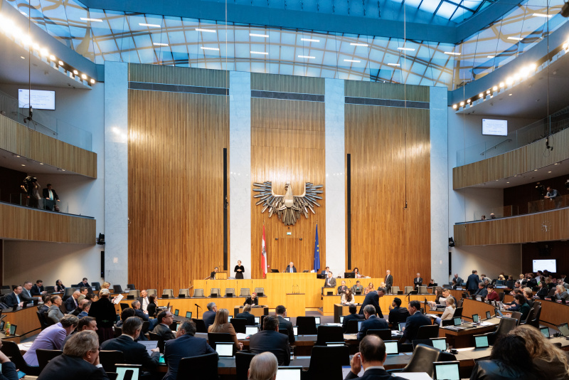 Vizekanzler Andreas Babler (SPÖ) am Wort. Bick ins Plenum
