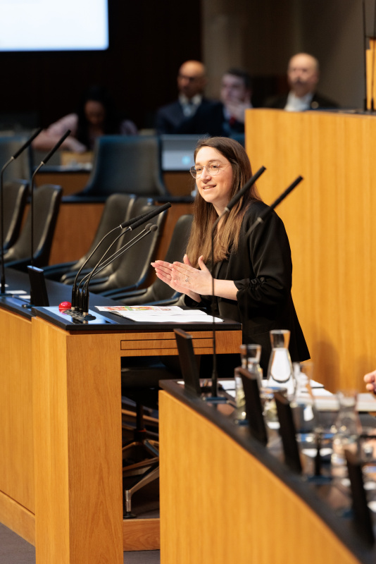 Am Rednerinnenpult: Nationalratsabgeordnete Julia Elisabeth Herr (SPÖ)