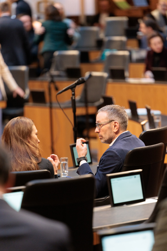 Natinalratsabgeordnete Susanne Fürst (FPÖ) im Gespräch mit Nationalratsabgeordneten Herbert Kickl (FPÖ)