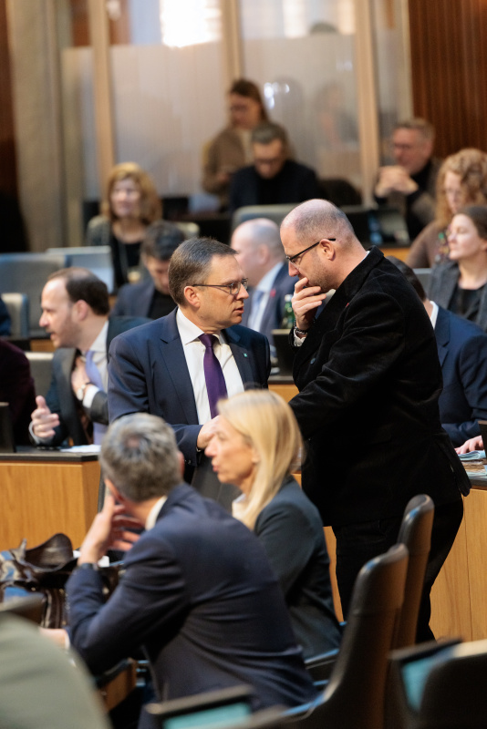 Klubobmann August Wöginger (ÖVP) (links) im Gespräch mit Nationalratsabgeordnetem Christian Hafenecker (FPÖ)