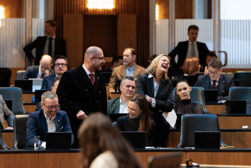 Nationalratsabgeordneter Christian Hafenecker (FPÖ) im Gespräch mit Nationalratsabgeordneter Dagmar Belakowitsch (FPÖ)