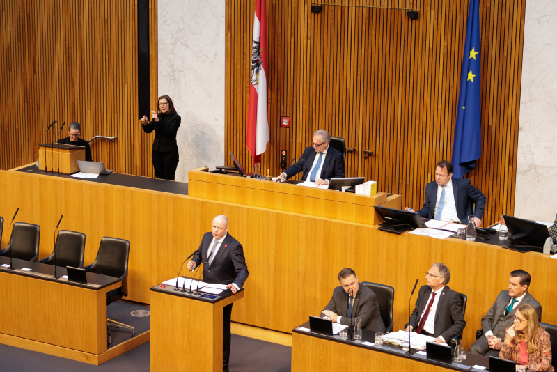 Am Rednerpult: Nationalratsabgeordneter Markus Hofer (NEOS)