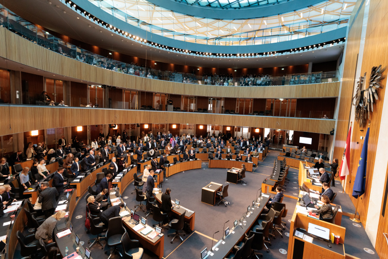 Blick Richtung Sitzungsteilnehmerinnen und -teilnehmer