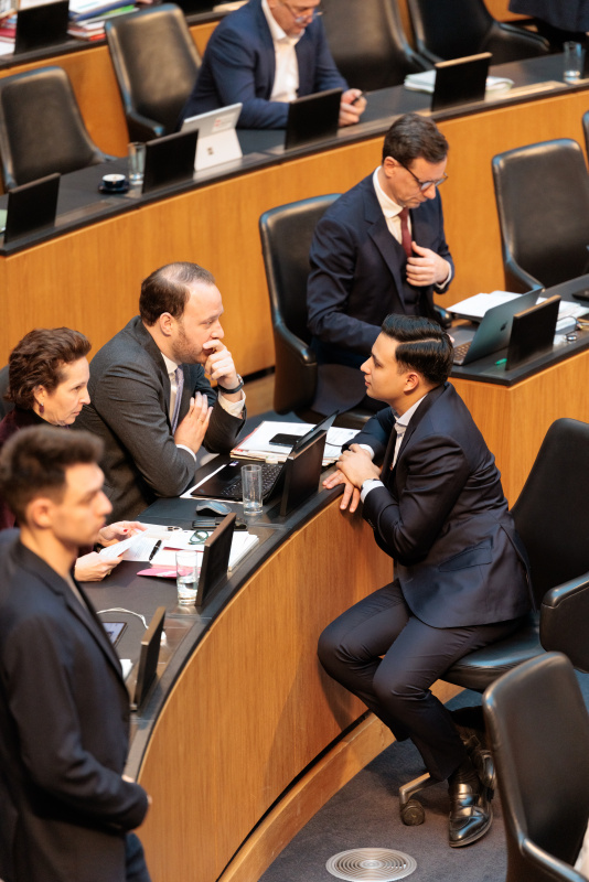 Nationalratsabgeordneter Nikolaus Scherak (NEOS) (links) im Gespräch mit Klubobmann Yannick Shetty (NEOS)