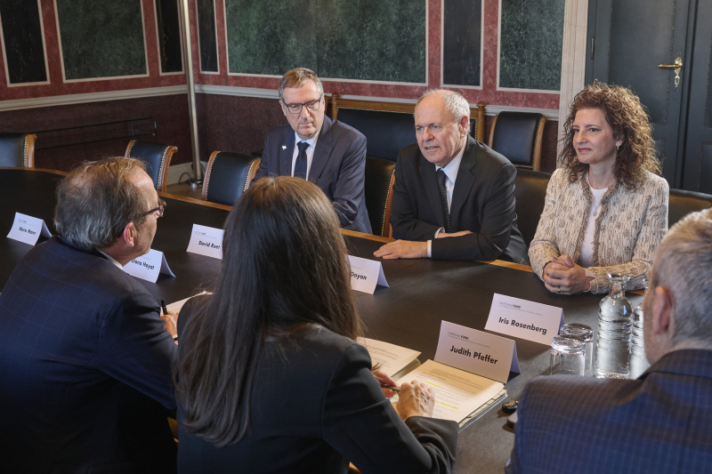 Rechte Tischhälfte Delegation Yad Vashem mit dem Vorsitzender von Yad Vashem Dani Dayan (2. von rechts)