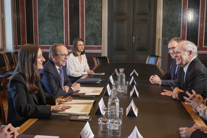 Aussprache. Linke Tischhälfte Delegation Österreich unter der Leitung vom Zweiten Nationalratspräsidenten Peter Haubner (ÖVP) (2. von links). Rechte Tischhälfte Delegation Yad Vashem mit dem Vorsitzender von Yad Vashem Dani Dayan (rechts)