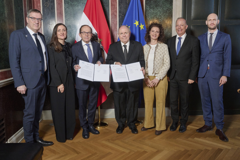 Von links: israelischer Botschafter in Österreich David Roet, Vorstand Nationalfonds und des Allgemeinen Entschädigungsfonds Judith Pfeffer, Zweiter Nationalratspräsident Peter Haubner (ÖVP), Vorsitzender von Yad Vashem Dani Dayan, Delegation Yad Vashem