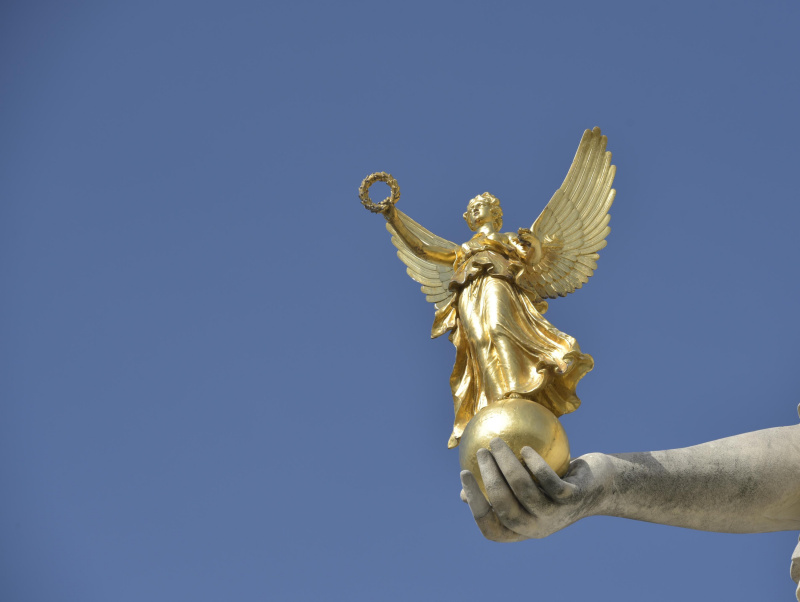 Nike, die Botin des Sieges in der Hand der Pallas Athene