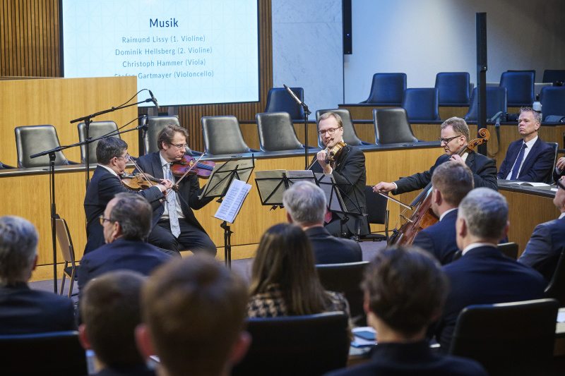 Musikalische Untermalung. Von links: Raimund Lissy (1. Violine), Dominik Hellsberg (2. Violine), Christoph Hammer (Viola), Stefan Gartmayer (Violoncello)