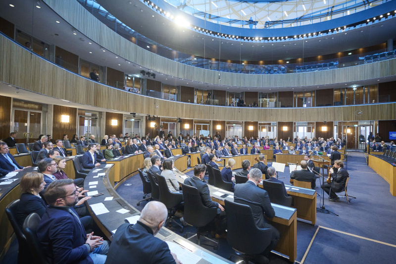 Blick Richtung Veranstaltungsteilnehmerinnen und -teilnehmer