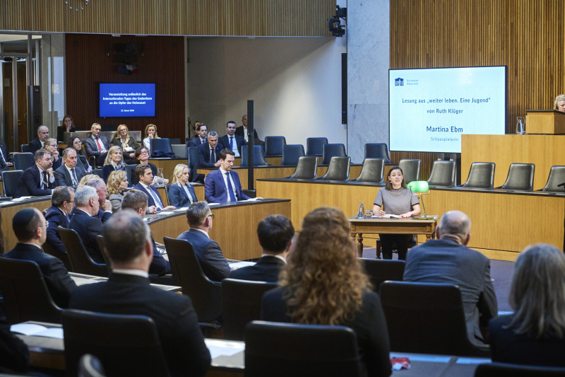 Lesung aus dem Buch„weiter leben. Eine Jugend“ von Ruth Klüger. Schauspielerin Martina Ebm