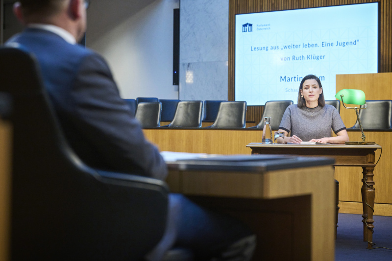 Lesung aus dem Buch„weiter leben. Eine Jugend“ von Ruth Klüger. Schauspielerin Martina Ebm