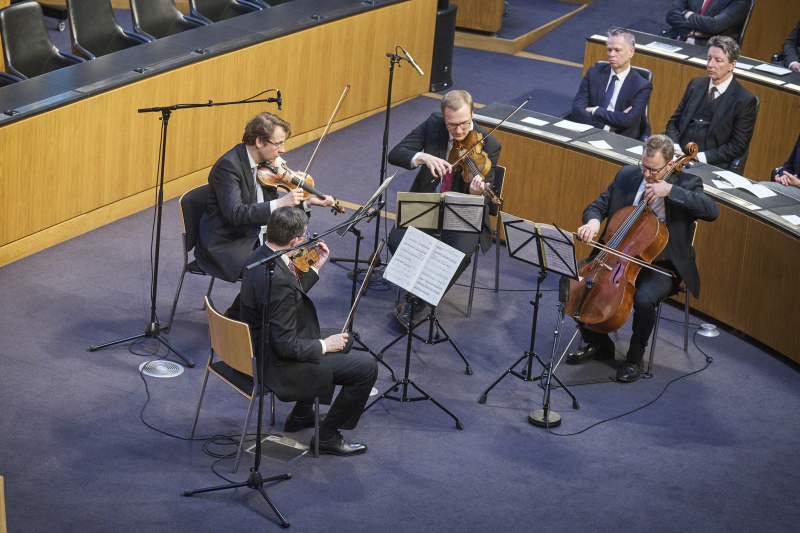 Musikalische Untermalung. Von links: Raimund Lissy (1. Violine), Dominik Hellsberg (2. Violine), Christoph Hammer (Viola), Stefan Gartmayer (Violoncello)