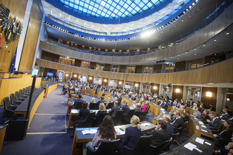Blick Richtung Veranstaltungsteilnehmerinnen und -teilnehmer