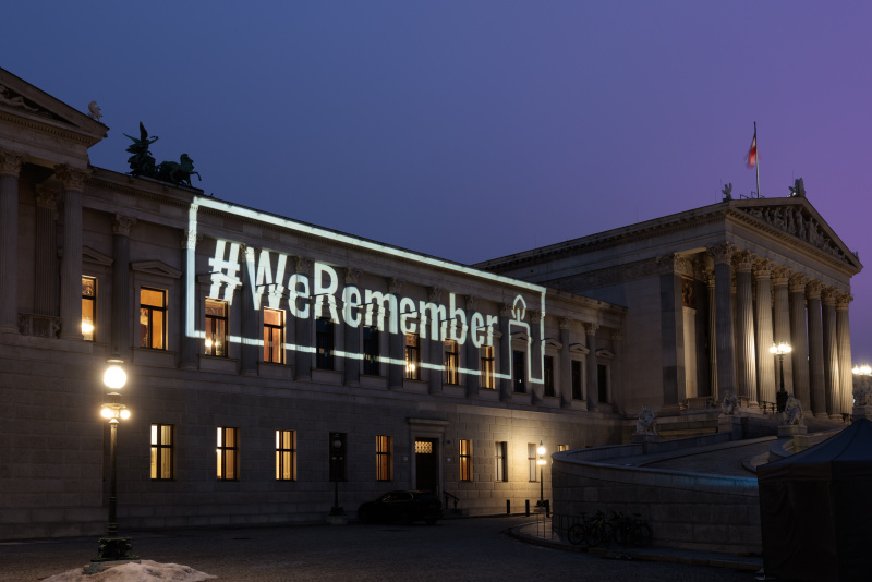 Projektion von #WeRemember auf das Parlamentsgebäude