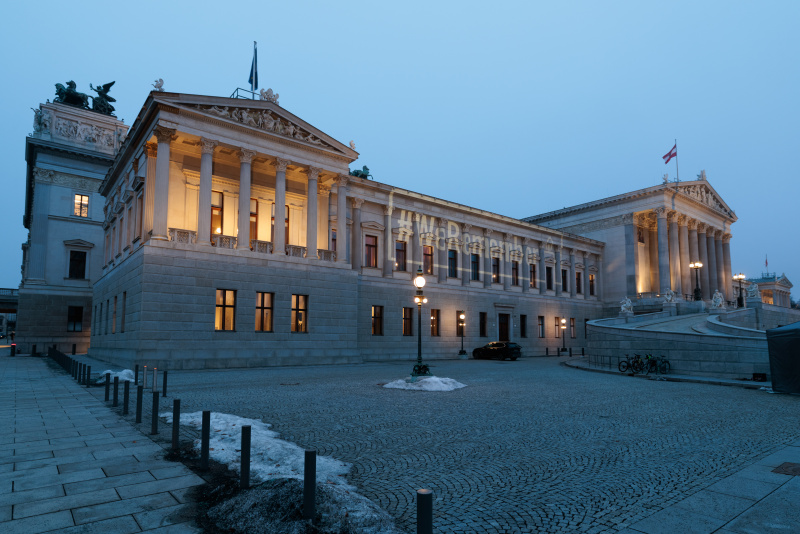 Projektion von #WeRemember auf das Parlamentsgebäude