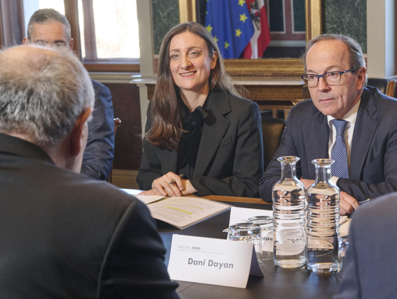 Von links: Vorstand Nationalfonds und des Allgemeinen Entschädigungsfonds Judith Pfeffer, Zweiter Nationalratspräsident Peter Haubner (ÖVP)