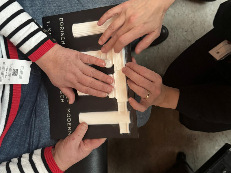 Hände berühren eine Tastplatte