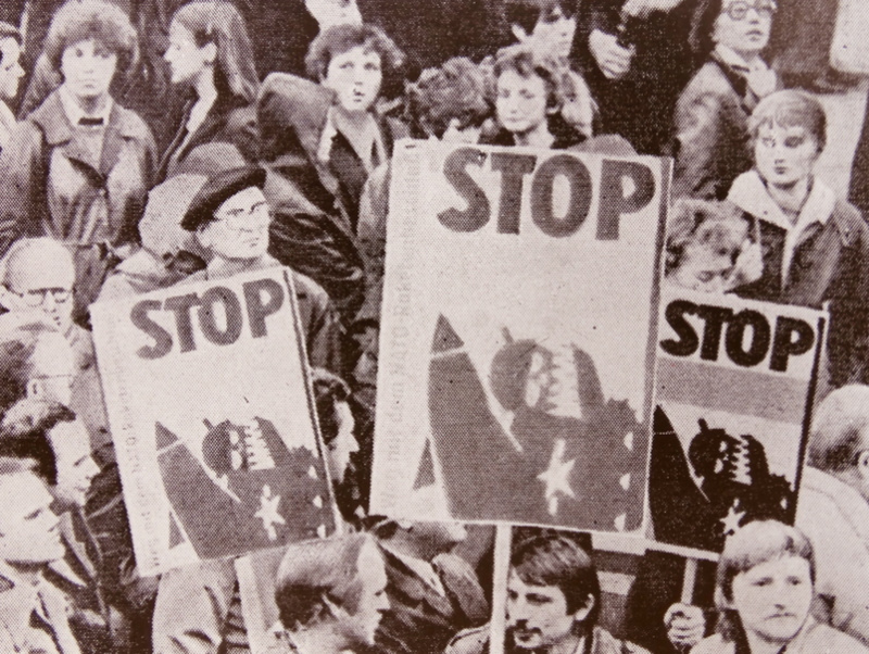 Menschen in der DDR protestieren mit Schildern gegen Atomwaffen