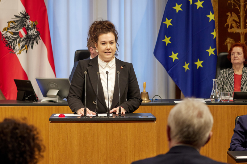 Am Rednerpult: Bundesrätin Verena Schweiger (SPÖ)