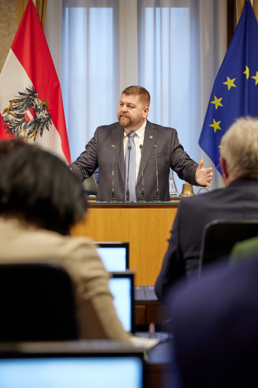 Am Rednerpult: Vorsitzender der Bundesratsfraktion Andreas Arthur Spanring (FPÖ)