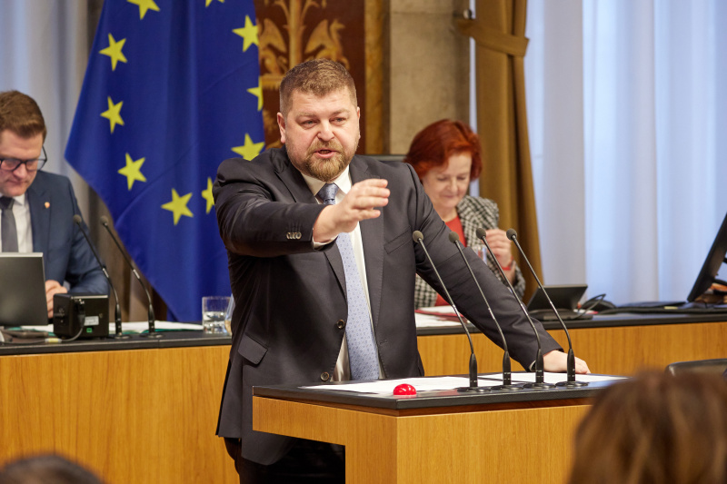 Am Rednerpult: Vorsitzender der Bundesratsfraktion Andreas Arthur Spanring (FPÖ)