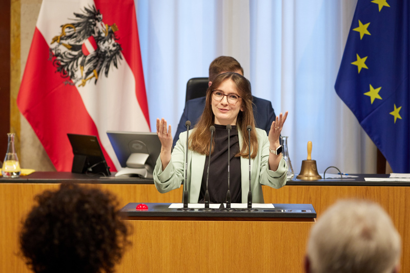 Am Rednerpult: Bundesrätin Julia Deutsch (NEOS)
