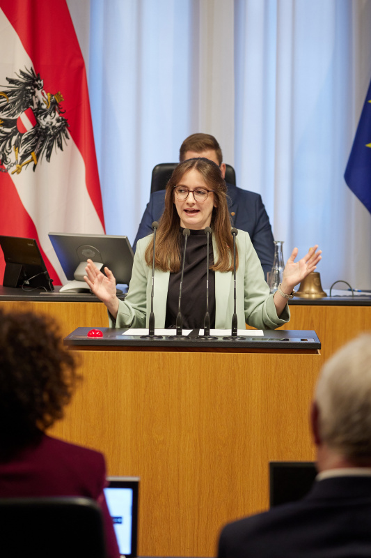 Am Rednerpult: Bundesrätin Julia Deutsch (NEOS)
