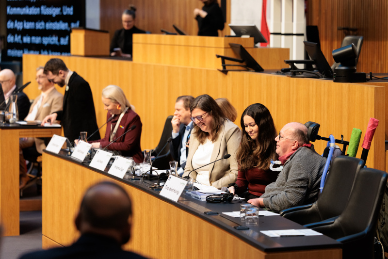 Franz-Josef Huainigg (rechts) bei der Fragerunde