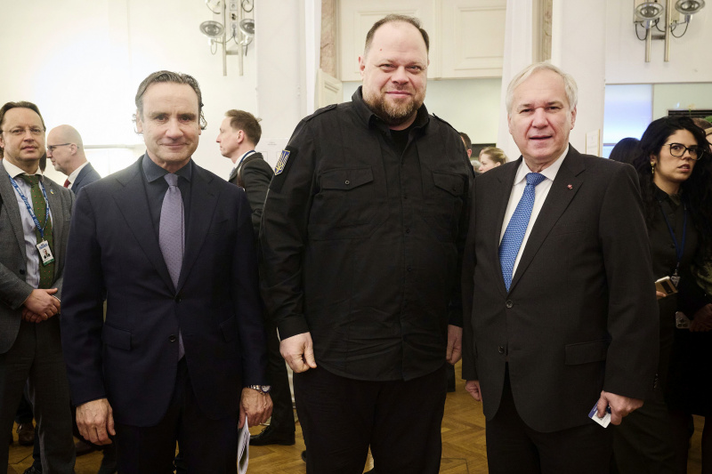 Von links: Generalsekretär der Parlamentarischen Versammlung der OSZE Roberto Montella, Präsident der Werchowna Rada der Ukraine Ruslan Stefantschuk, Nationalratspräsident Walter Rosenkranz (FPÖ)