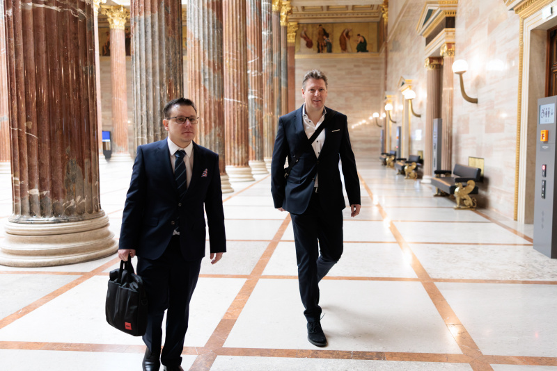 Eintreffen von Nationalratsabgeordnetem Markus Tschank (FPÖ) (rechts)