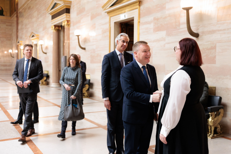 Nationalratsabgeordnete Carina Reiter (ÖVP) begrüßt EU-Kommissar Michael McGrath