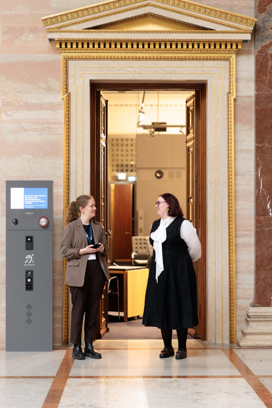 Nationalratsabgeordnete Carina Reiter (ÖVP) (rechts) beim Empfang weiterer Delegationsmitglieder