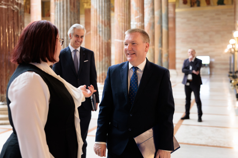 Von links: Nationalratsabgeordnete Carina Reiter (ÖVP), EU-Kommissar Michael McGrath