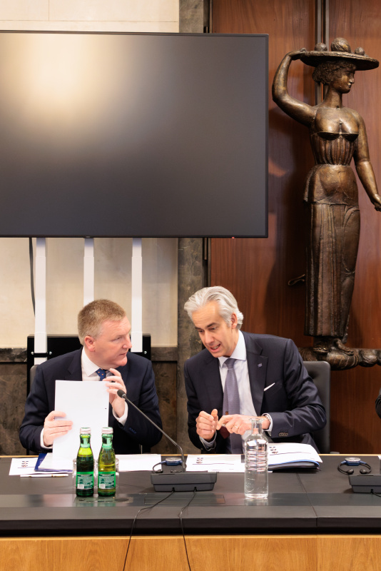 EU-Kommissar Michael McGrath (links) im Gespräch mit dem Leiter der EU-Kommissionsvertretung Österreichs Patrick Lobis
