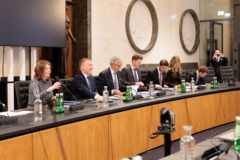 Aussprache. Europäische Delegation unter der Leitung von EU-Kommissar Michael McGrath (2. von links)