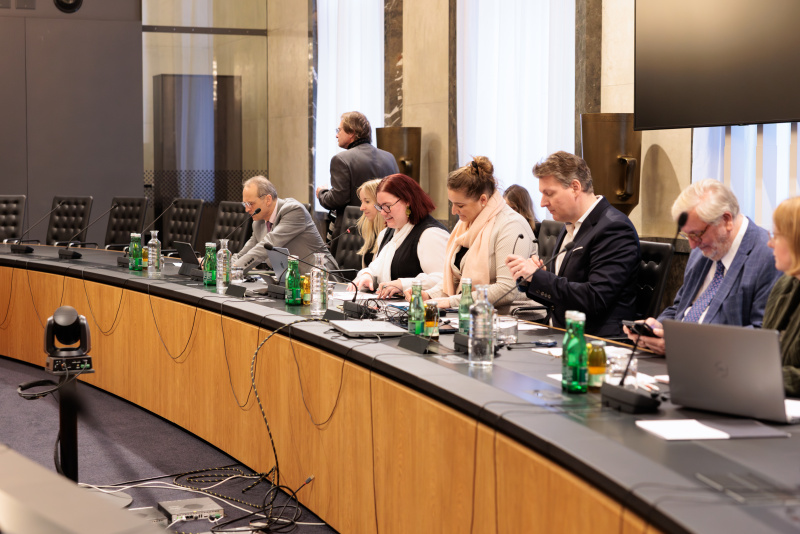 Aussprache. Österreichische Delegation unter der Leitung von Nationalratsabgeordneter Carina Reiter (ÖVP) (3. von links)