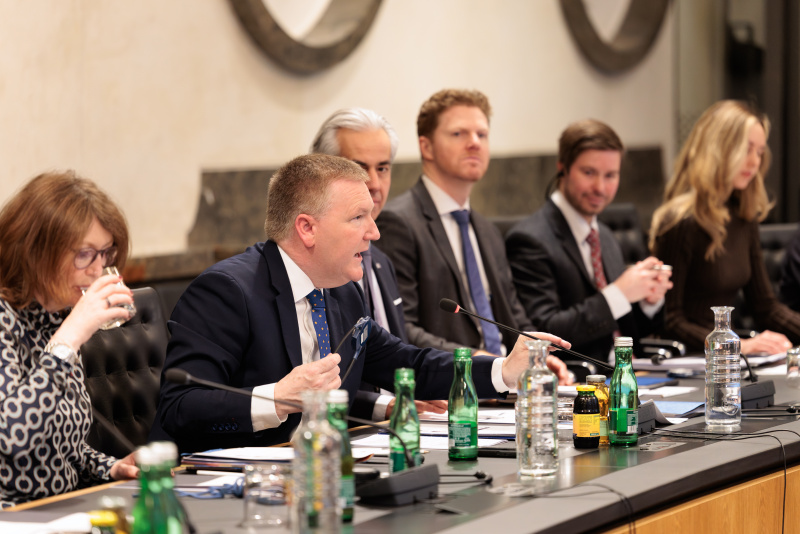 Aussprache. Europäische Delegation unter der Leitung von EU-Kommissar Michael McGrath (2. von links)