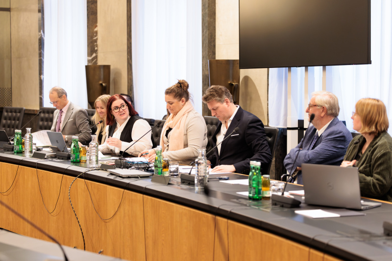 Aussprache. Österreichische Delegation unter der Leitung von Nationalabgeordneter Carina Reiter (ÖVP) (3. von links)