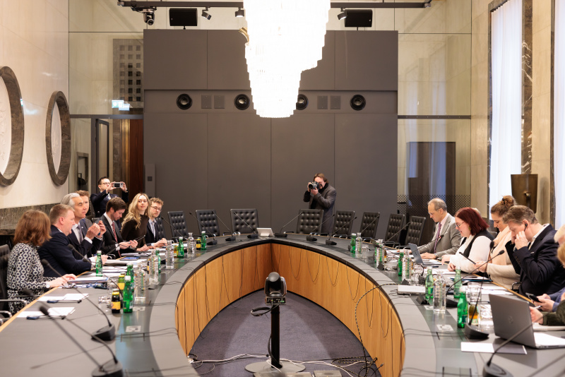 Aussprache. Linke Tischhälfte: Europäische Delegation unter der Leitung von EU-Kommissar Michael McGrath (2. von links). Rechte Tischhälfte: Österreichische Delegation unter der Leitung von Nationalratsabgeordneter Carina Reiter (ÖVP) (3. von rechts)