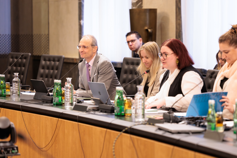 Aussprache. Österreichische Delegation. Von links: Nationalratsabgeordneter Wolfgang Gerstl (ÖVP), Nationalratsabgeordnete Ines Holzegger (NEOS), Nationalratsabgeordnete Carina Reiter (ÖVP)