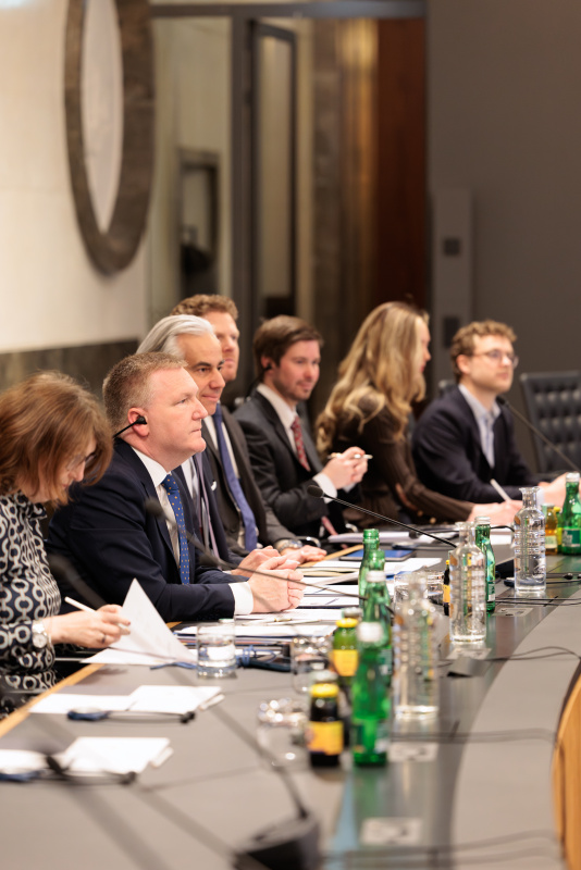 Aussprache. Europäische Delegation unter der Leitung von EU-Kommissar Michael McGrath (2. von links)